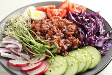 Beyaz masada kahverengi pirinçli lezzetli salata, yakın plan.