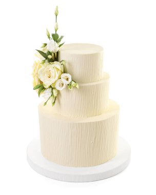 Beyaz çiçeklerle süslenmiş nefis düğün pastası.