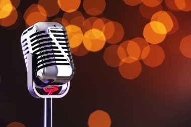 Karanlık arka plana karşı bir klasik mikrofon, mesaj için boşluk. Bokeh etkisi