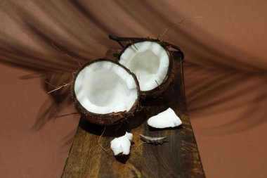 Taze hindistan cevizi ve gölge açık kahverengi arka planda tropikal palmiye, yakın çekim