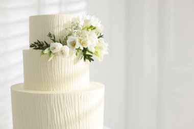 Evin içinde çiçek desenli nefis düğün pastası, yakın plan. Metin için boşluk