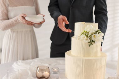 Yeni evliler ve evde düğün pastası, seçici odaklanma