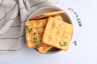 Beyaz masada kekikli leziz tuzlu krakerler.