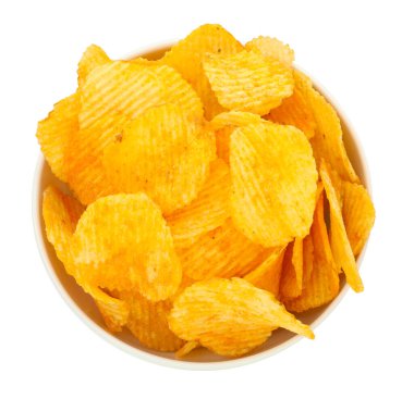 Kabın içindeki lezzetli cipsler beyaza izole edilmiş, üst manzara.