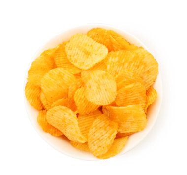 Kabın içindeki lezzetli cipsler beyaza izole edilmiş, üst manzara.