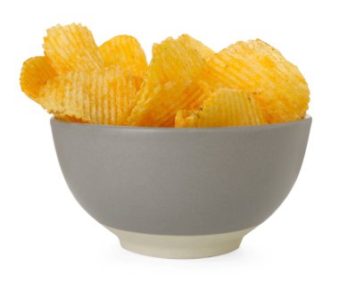 Lezzetli cipsler beyaz kasede izole edilmiş.