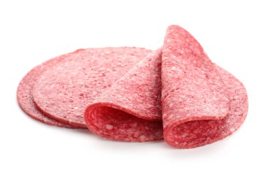 Beyaz üzerine izole edilmiş lezzetli füme sosis dilimleri.