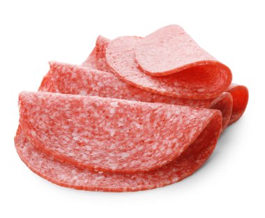 Beyaz üzerine izole edilmiş lezzetli füme sosis dilimleri.