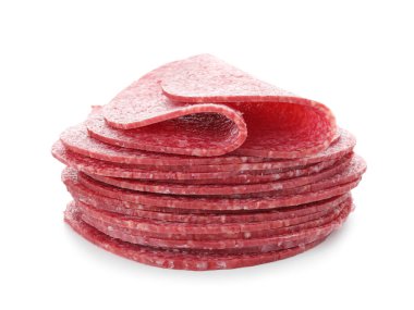 Beyaz üzerine izole edilmiş lezzetli füme sosis dilimleri.