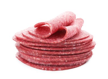 Beyaz üzerine izole edilmiş lezzetli füme sosis dilimleri.