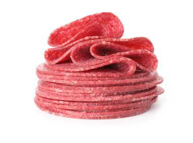 Beyaz üzerine izole edilmiş lezzetli füme sosis dilimleri.