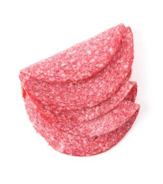 Lezzetli tütsülenmiş sosis dilimleri beyaz, üst manzara