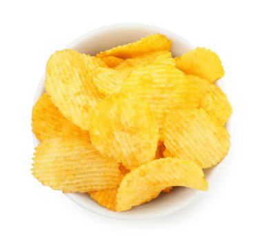 Beyaz tencereye izole edilmiş patates cipsi.