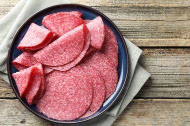 Ahşap masada leziz sosis dilimleri, üst manzara.