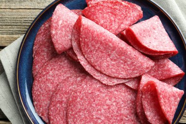 Ahşap masada leziz sosis dilimleri, üst manzara.