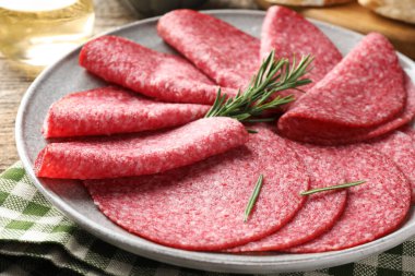 Biberiyeli lezzetli sosis dilimleri masada, yakın plan.