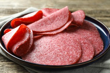 Ahşap masada leziz sosis dilimleri, yakın plan.