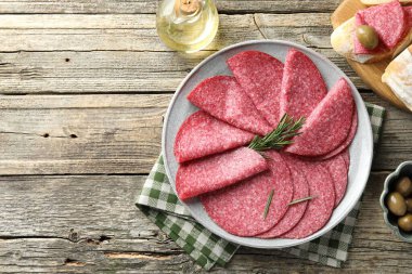 Tahta masada servis edilen biberiyeli leziz sosis dilimleri. Metin için boşluk