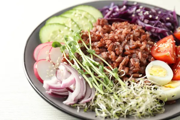 Beyaz masada kahverengi pirinçli lezzetli salata, yakın plan.