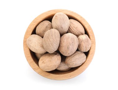 Kabın içindeki fındıklar beyazda izole, üst manzara