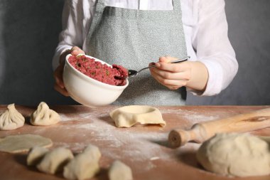 Mutfaktaki masada khinkali yapan kadın, yakın plan.