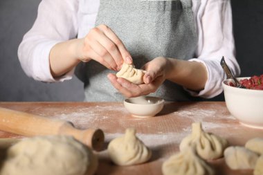 Mutfaktaki masada khinkali yapan kadın, yakın plan.