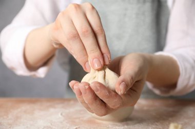 Mutfaktaki masada khinkali yapan kadın, yakın plan.