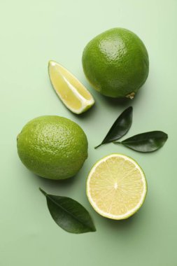 Soluk yeşil zemin üzerinde taze taze limon, düz yatıyordu.