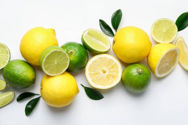 Beyaz arka planda taze limonlar ve limonlar.