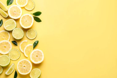 Sarı arka planda limon ve limon dilimleri. Metin için boşluk