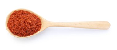 Ahşap kaşıkta, beyaz renkte izole edilmiş hindistan cevizi tozu.