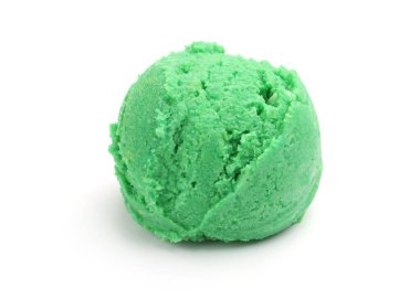 Beyaz arka planda bir kepçe lezzetli dondurma.