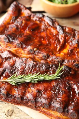 Ahşap masada biberiyeli domuz pirzolası, yakın plan.