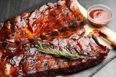 Biberiyeli ve siyah masadaki soslu domuz pirzolası, yakın plan.