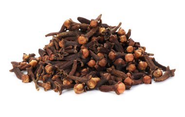 Beyaz üzerine izole edilmiş aromatik karanfil yığını