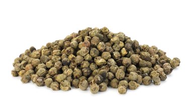 Beyaz üzerine izole edilmiş aromatik biber yığını.
