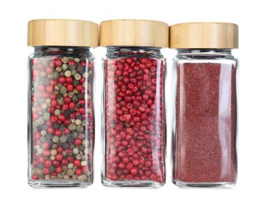 Beyaz kavanozlardaki farklı aromatik baharatlar.