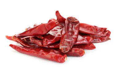 Beyaza izole edilmiş kırmızı biber yığını. Aromatik baharat