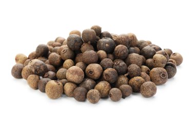 Beyaza izole edilmiş baharat biberi yığını. Aromatik baharat