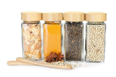 Beyaz kavanozlardaki farklı aromatik baharatlar.