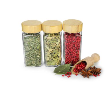 Beyaz kavanozlardaki farklı aromatik baharatlar.