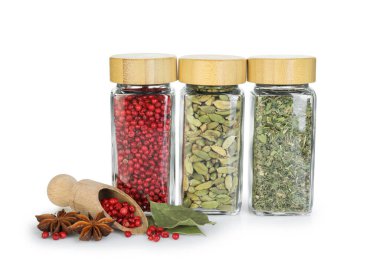 Beyaz kavanozlardaki farklı aromatik baharatlar.