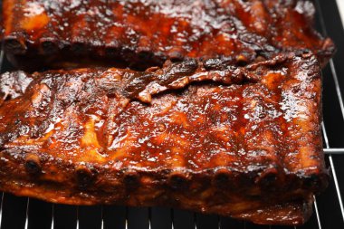 Izgarada domuz pirzolası, yakın plan.