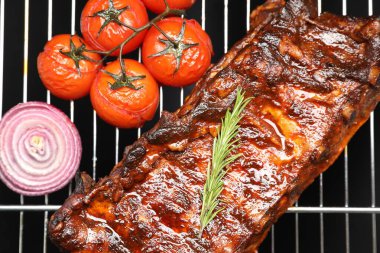 Biberiye, soğan ve domatesli leziz kızarmış domuz pirzolası.