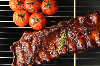 Biberiyeli domuz pirzolası ve ızgarada domates.