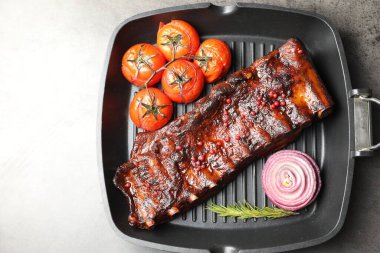 Biberiyeli, domatesli ve soğanlı leziz domuz pirzolası.