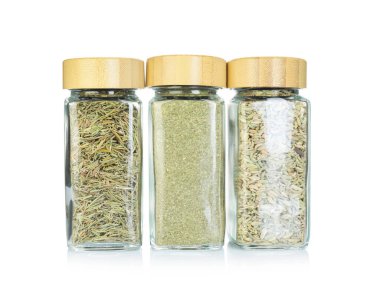 Beyaz kavanozlardaki farklı aromatik baharatlar.