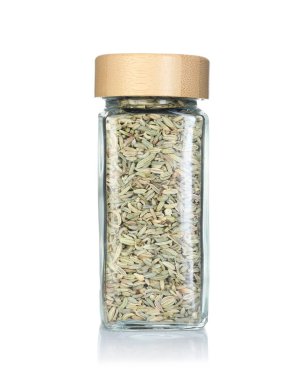 Baharat kavanozundaki rezene tohumları beyaza izole edilmiş.