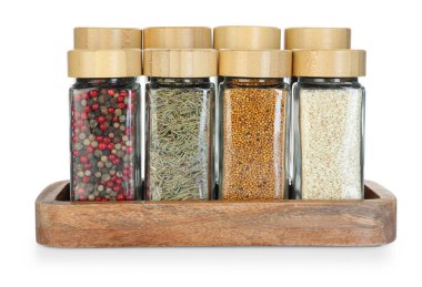 Beyaz kavanozlardaki farklı aromatik baharatlar.