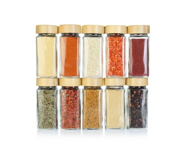 Beyaz kavanozlardaki farklı aromatik baharatlar.